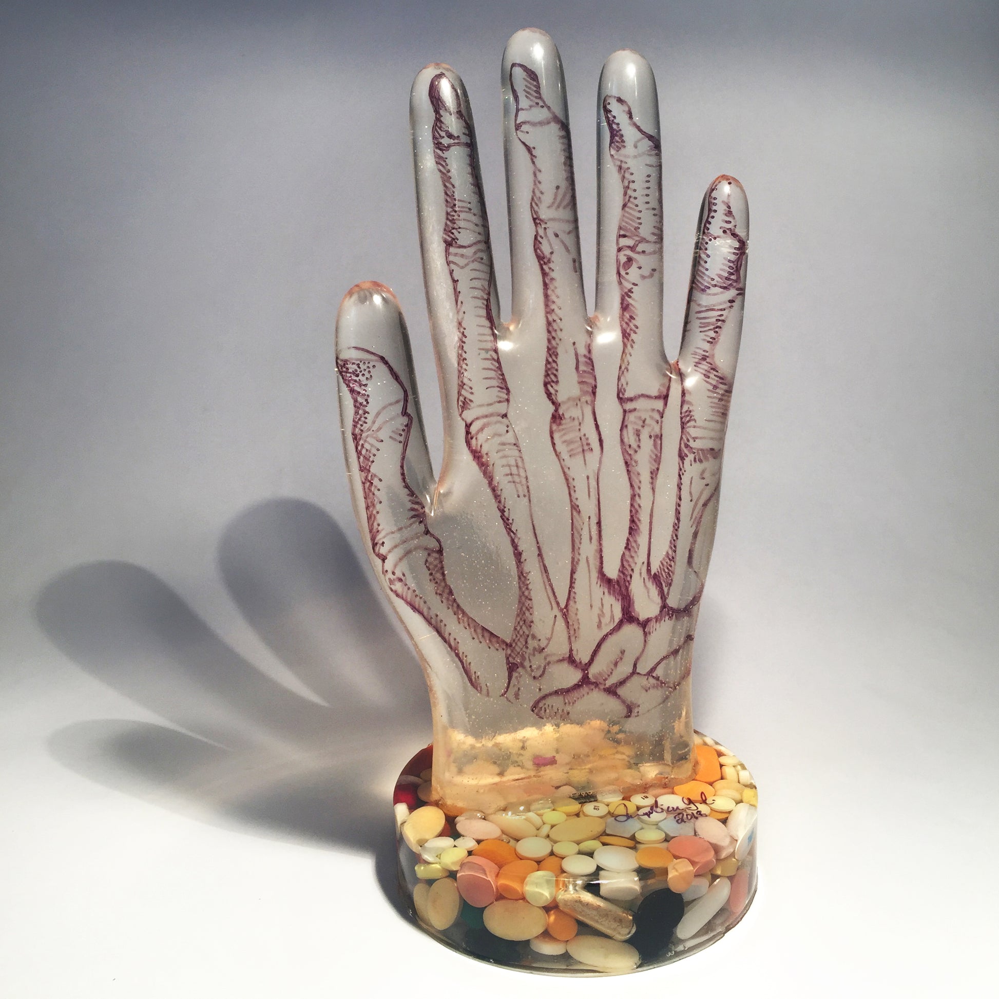 Escultura "Bones" de Angélica Guerrero, resina con acabado metálico, vista frontal.