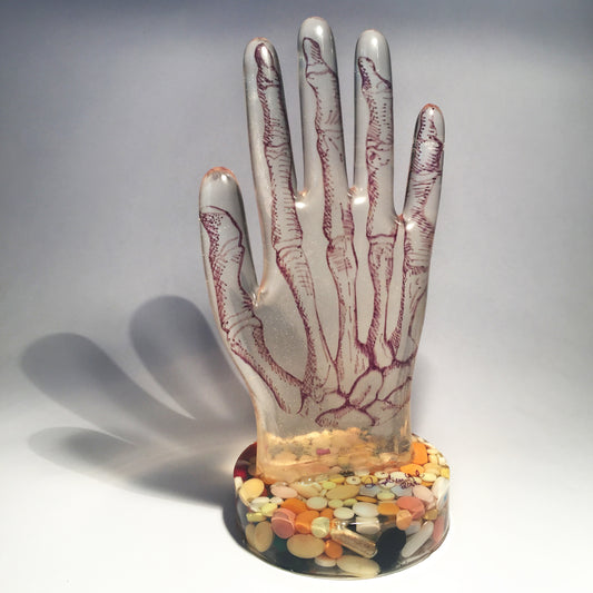 Escultura "Bones" de Angélica Guerrero, resina con acabado metálico, vista frontal.