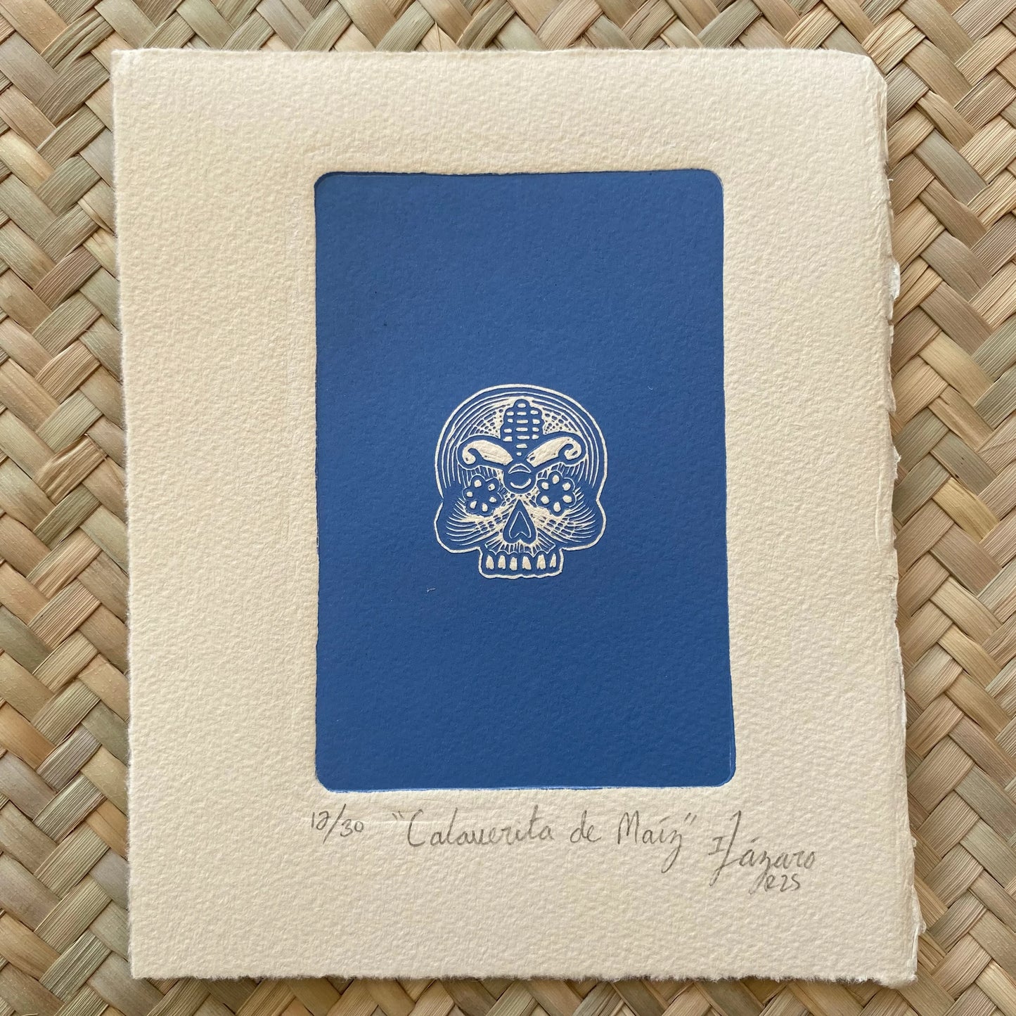 Linograbado "Calaverita de Maíz" de Iliana Lázaro. Tema de cultura mexicana en azul y blanco.