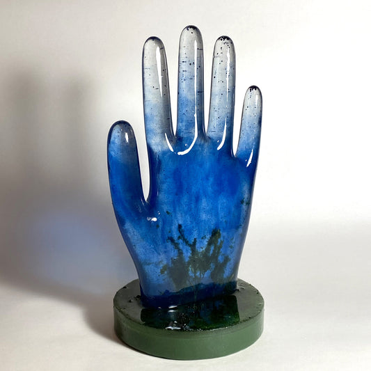 Escultura "Into the Wild" de Angélica Guerrero, resina pintada con motivos naturales.