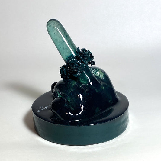 Escultura de resina L.O.V.E. de Angélica Guerrero, estilo Pop Art, color verde.