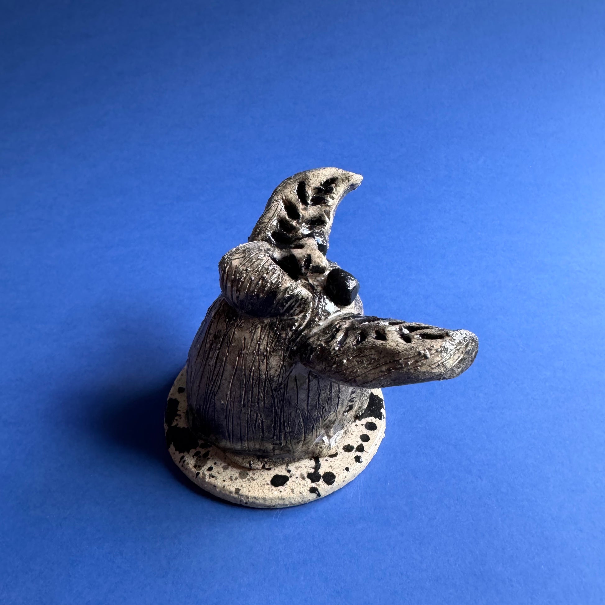 Porta Incienso Murciélago de cerámica Yinko. Pieza artesanal de alta temperatura.