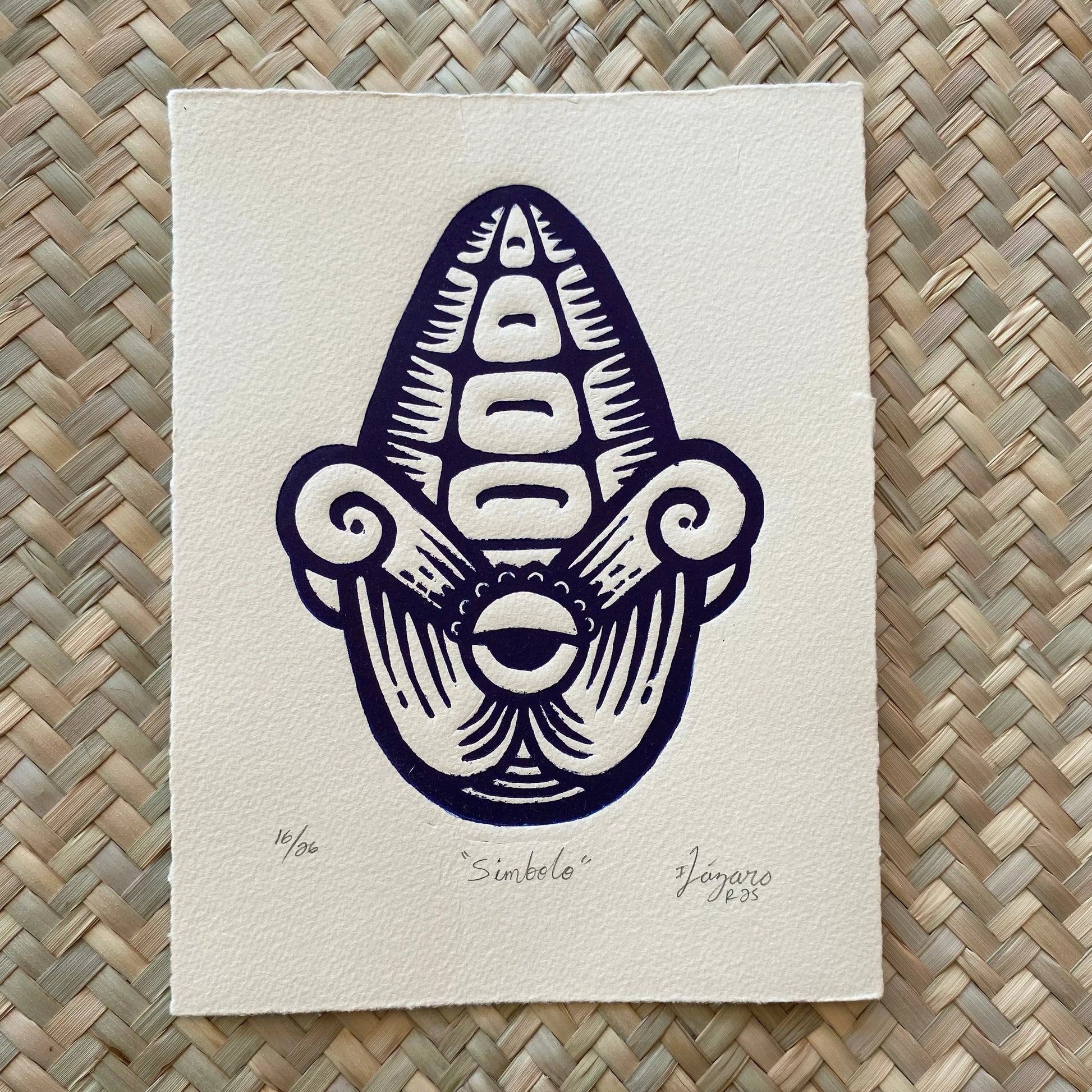 Linograbado "Símbolo" de Iliana Lázaro. Obra de arte gráfico en papel blanco.