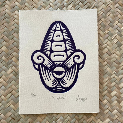 Linograbado "Símbolo" de Iliana Lázaro. Obra de arte gráfico en papel blanco.