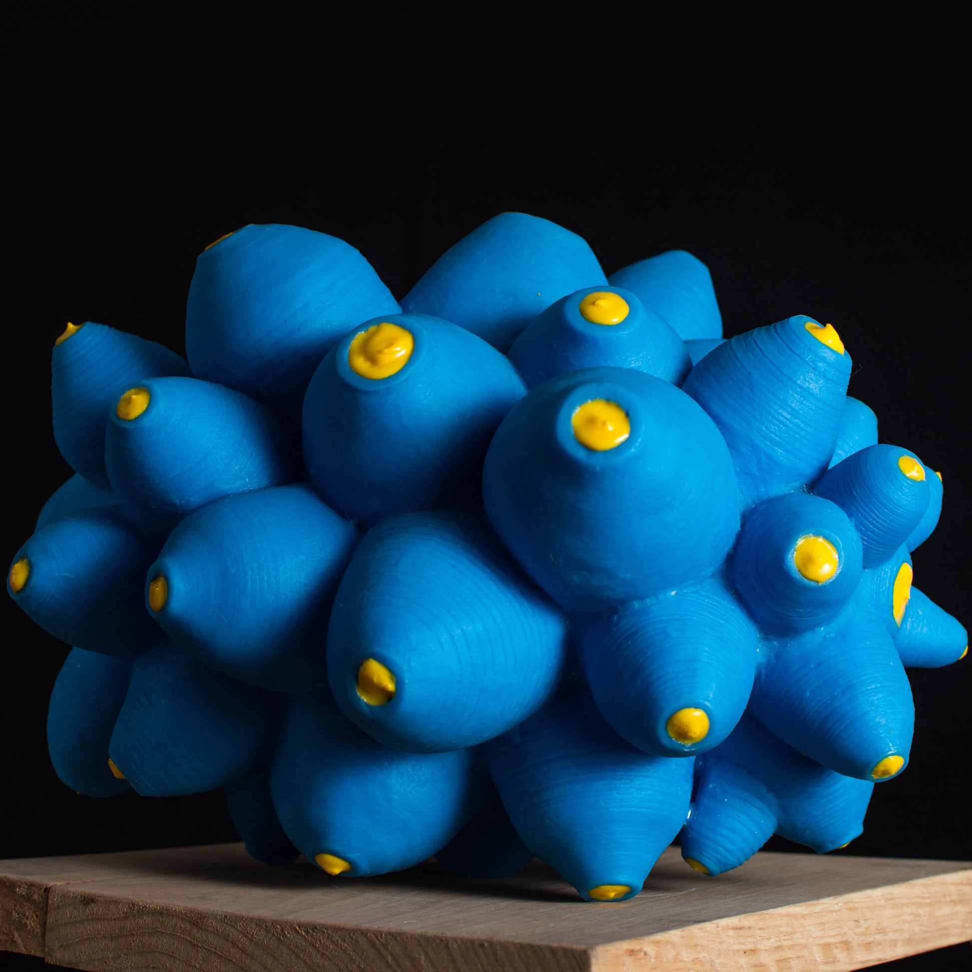 Escultura "Fractal CMYKC" de Ramón Durán. Resina Poliéster con estructura geométrica.